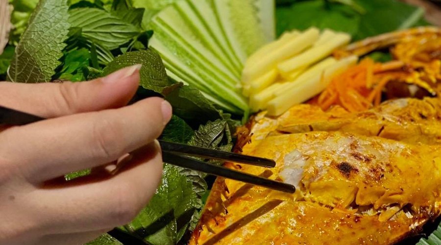 Gánh có thực đơn hải sản phong phú từ tôm sú, cá dìa nướng hay mực sữa chiên mắm… những món cuốn chấm nước mắm và trên 100 món ăn đặc sản Nha Trang như bún cá, bánh canh chả cá, gỏi cá Mai…