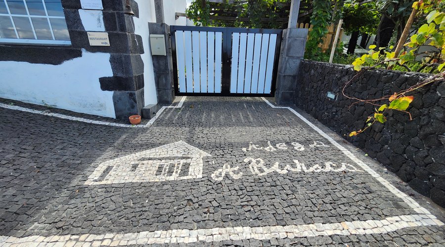 Entryway to Adega a Buraca