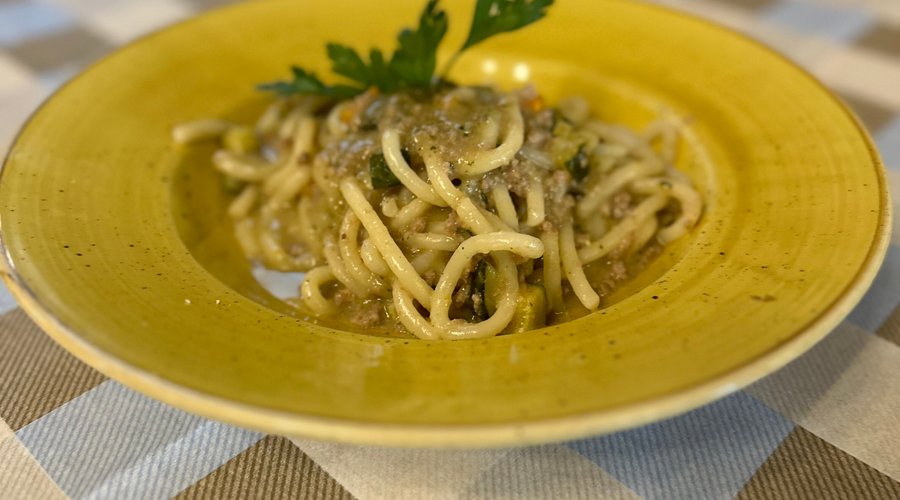 Gnocco lungo con ragù di chianina, zucchine e pecorino