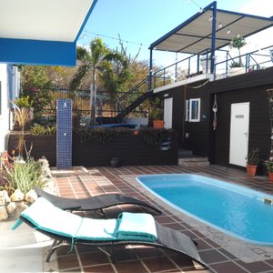 La piscina es pequeña, pero cumple con la función de relajarse después de un intenso día de playa.