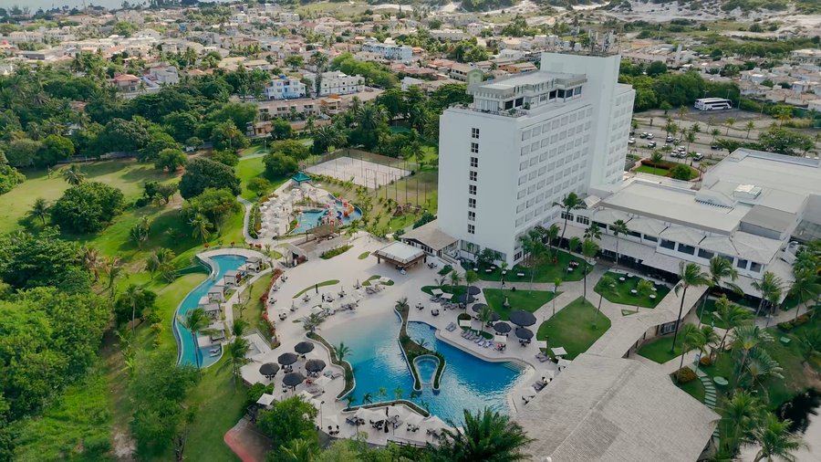 Áreas de lazer externas, totalmente revitalizadas, com piscina adulto com hidromassagem, espaço Bangalôs, com piscina exclusiva, piscina Kids, com playground aquático, quadras de beach tennis, quadra de futebol, pista de cooper e caminhada. Bar da  piscina, o Iguanas para atender aos hóspedes que estão utilizando as piscinas.