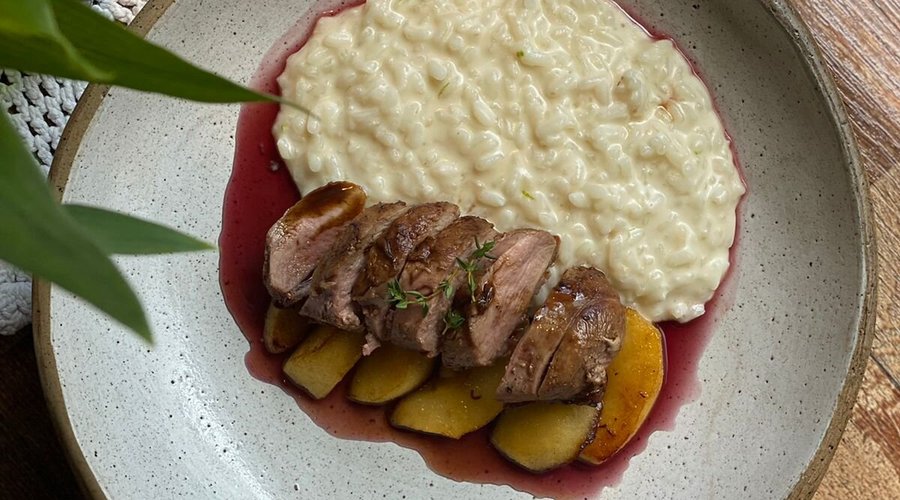 Magret de Canard ( filé de peito de pato com risoto de grana padanno e limão siciliano com maçã caramelizada e redução de vinho tinto.