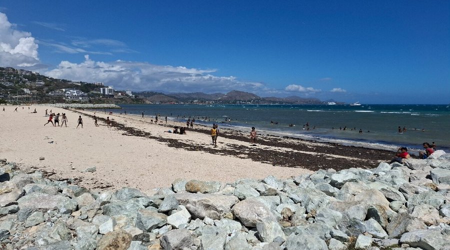 Ela Beach. Leider verdreckt und im Wasser nur Steine.
