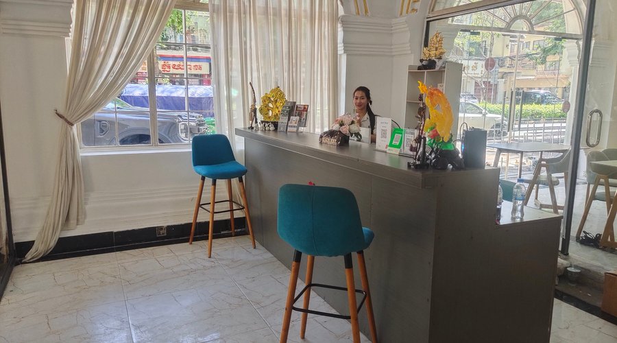 professional  24hr reception . with chinese english and frensh spoken. sell bus tickets day trips and money exchange . 