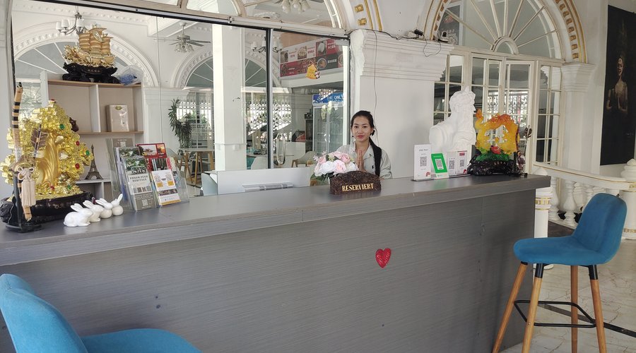 24 hour reception 