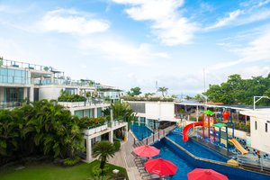 Pool & Beach