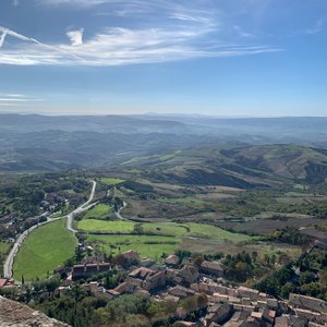 Radicofani vista dalla Fortezza e scenario della Val d'Orcia