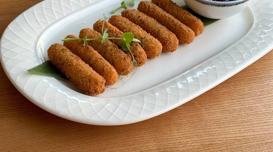 Palitos de queso con salsa de frambuesa Cheese fingers with rasberry sause