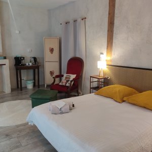 La Bonheurie, Chambre australe 25m2, RDC côté rue. Accès indépendant et discret. Cafetière et bouilloire en chambre, chauffage, écran connecté.  Sanitaires et salle de bains en zone partagée.
