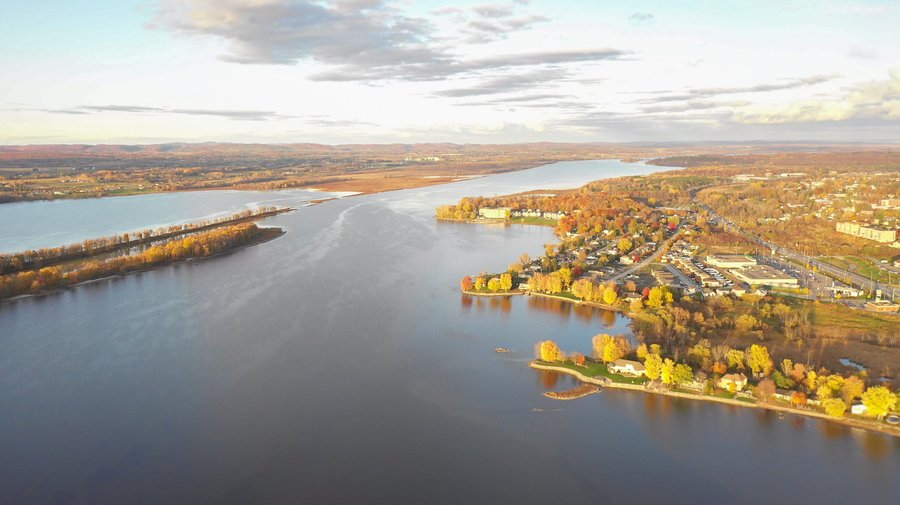 The RiverRock Inn and Conference Center is located just 40 km east of Canada's capital, Ottawa in Rockland, Ontario. Situated along the shores of the Ottawa River, our hotel offers outstanding views of sunset and is close to dozens of restaurants within walking distance and a short drive away.