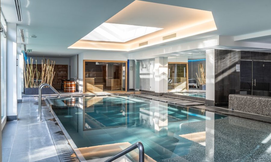 La SPA dell'Hotel Mioni Royal San offre un'oasi di benessere con piscine termali interne ed esterne, alimentate da acque ricche di minerali che favoriscono il rilassamento e la rigenerazione. La struttura include un'area dedicata ai trattamenti di bellezza, massaggi e cure termali, tra cui la fangoterapia. L'ambiente elegante e tranquillo della SPA è ideale per rilassarsi e prendersi cura di sé, offrendo un'esperienza di puro benessere.