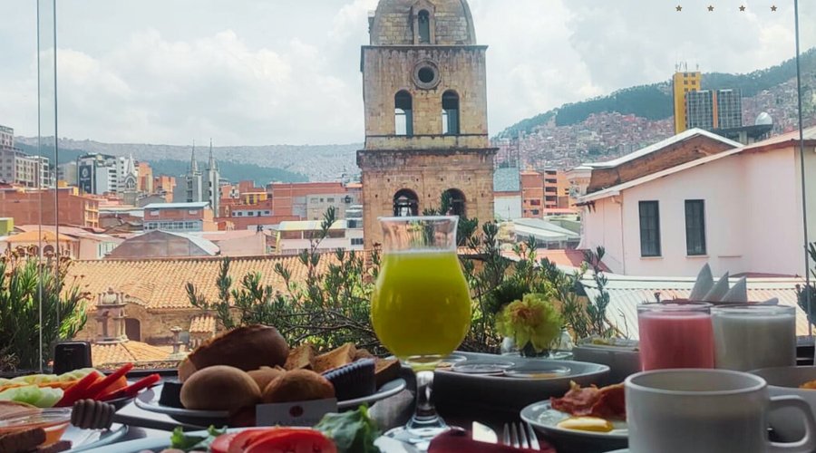 Mientras disfrutas de nuestro Desayuno Buffet, podrás disfrutar de una increíble vista de la Plaza San Francisco y Alrededores.