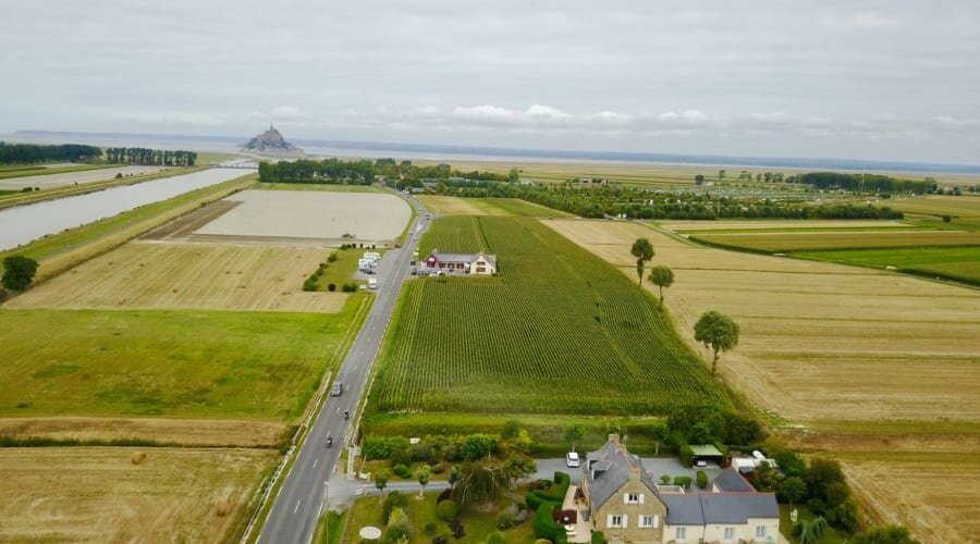 Les vieilles digues se trouvent aux portes du mont saint Michel. En empruntant la digue du Couesnon réservée aux piétons et vélos, 1 km à pieds des navettes gratuites ou pour les plus courageux 3,5 kms à pieds pour aller au Mont.