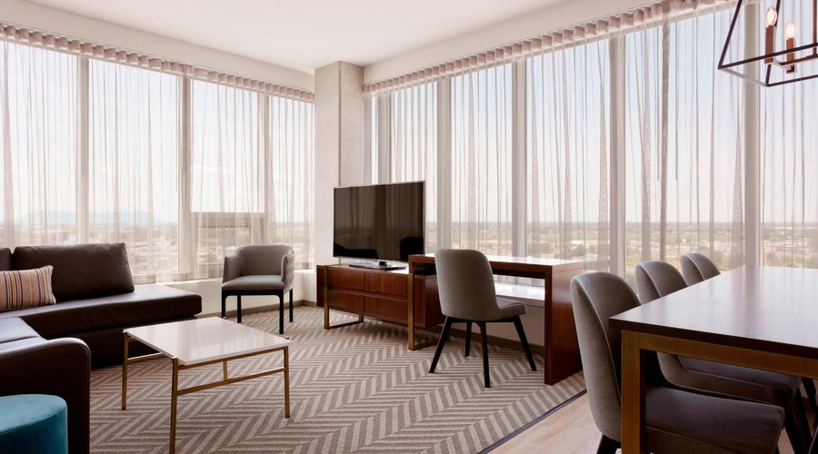 Club Executive Guest Room - Living Room
