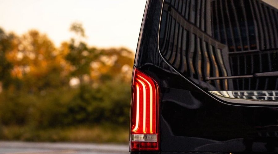 Transfer with comfort Mercedes new model from and to Milan,Malpensa,Bergamo and any destination.