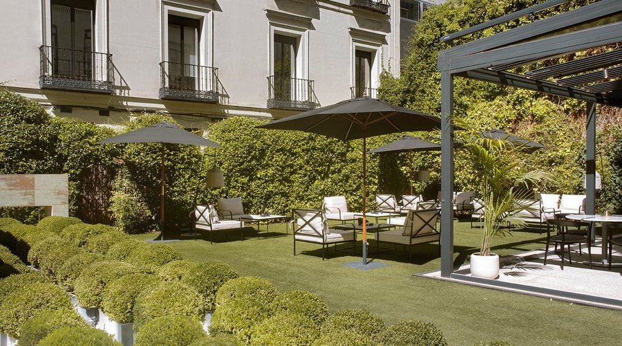Relax in our garden, in the heart of Madrid.