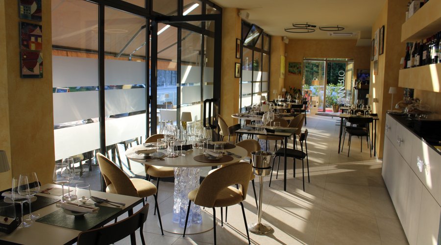 Ambiente elegante. Ampio park. A due passi dall'uscita autostradale di Castelletto Ticino. Vieni a vivere la Myrto's Experience sul Lago Maggiore 