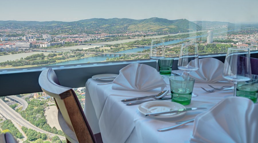Turm Restaurant auf 170m Höhe, dreht sich mit 360 Grad Panoramablick - Tischreservierung erforderlich!