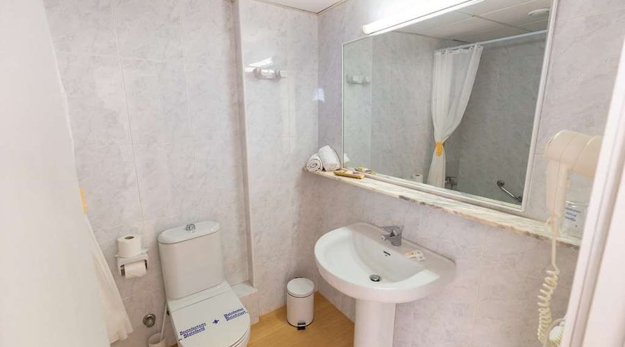 Guest room bath