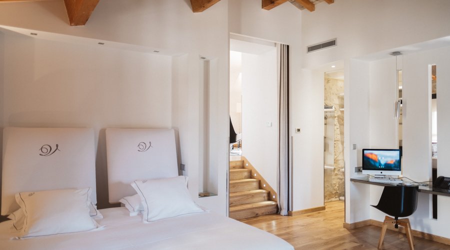 Les suites de l'Hôtel de Verchant allient élégance et modernité, offrant un cadre raffiné où chaque détail est pensé pour votre confort. Spacieuses et baignées de lumière, elles invitent à la détente, avec des vues imprenables sur les jardins ou le vignoble. Un espace privilégié pour une expérience unique de luxe et de sérénité