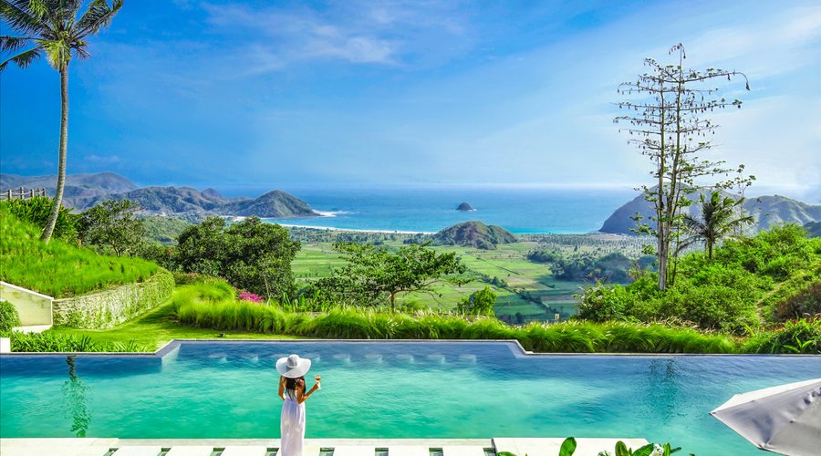 Aura Restaurant at Selong Selo serves delicious food and cocktails with the best views in Lombok.
