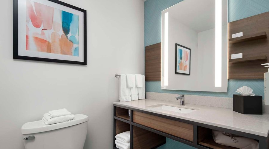 Guest room bath