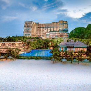 KOI Resort & Residence Đà Nẵng tọa lạc bên bãi biển Non Nước danh tiếng và ngay dãy núi Ngũ Hành Sơn hùng vĩ.