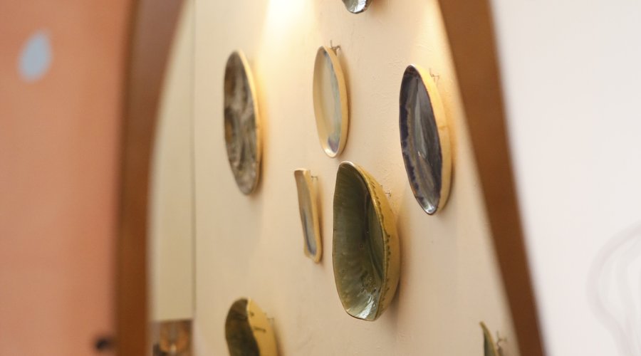 Estilo praiano com toques modernos – Cores neutras, materiais orgânicos e detalhes regionais se unem para transmitir a serenidade do litoral com um toque contemporâneo e elegante.