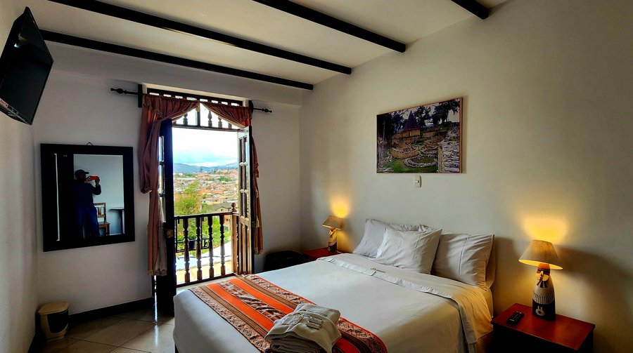 Habitación matrimonial con balcón privado y la mejor vista a la ciudad, vista a las montañas, baño privado.