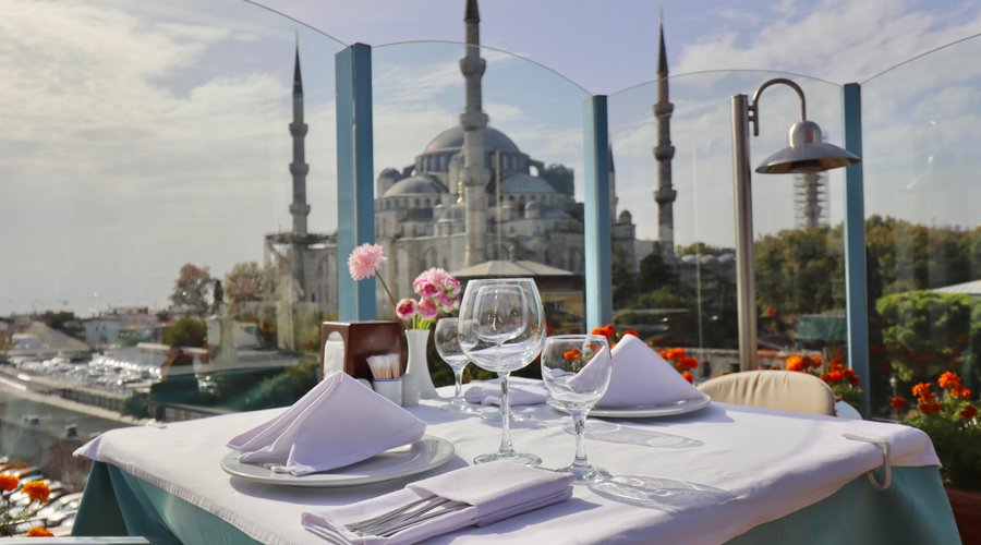 We invite you to experience unforgettable moments with your loved ones, accompanied by the breathtaking views of mosques and the sea from our terrace. As the sun sets, the sky transforms into pastel hues, merging with the soothing sounds of the sea and the historic silhouette of the city. This unique atmosphere creates the perfect setting for a romantic dinner.  Stunning Views Delicious Menu Romantic Ambiance Unforgettable Moments