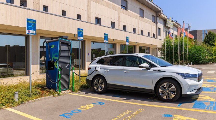 Quattro colonnine di ricarica per automobili elettriche