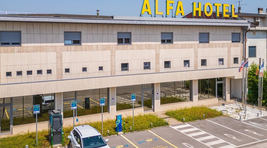 Quattro colonnine di ricarica per automobili elettriche