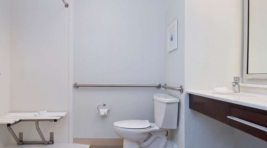 Guest room bath