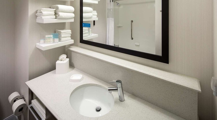 Guest room bath