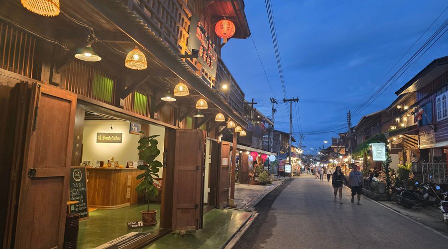 ถนนคนเดินเชียงคาน หรือคนท้องถิ่นจะเรียกว่า ถนนชายโขง จะมีลักษณะคล้ายกับตลาดนัดกลางคืน ซึ่งร้านค้าต่างๆจะตั้งอยู่ยาวตลอด2ฝั่งของถนนด้านหน้าบ้านเรือนโบราณอายุกว่า100ปี มีเอกลักษณ์ไม่เหมือนตลาดอื่นๆ ให้กลิ่นอายความเป็นคลาสสิกย้อนยุคประจบกับการได้สัมผัสวิถีชีวิตของผู้คนที่นี่ครับ