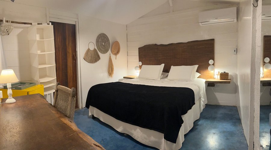 Chalé Superior: Lua  Cama king size, frigobar, tv, ar-condicionado. Banheiro com secador de cabelo, chuveiro de água mineral e chuveiro elétrico.