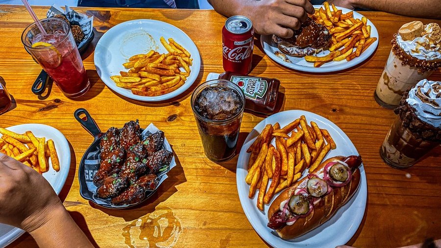 melhor ainda é juntar a galera, comer o melhor hamburguer do mundo e ouvir o velho e bom Rock, hamburgurgrill a melhor hamburgueria do mundo 