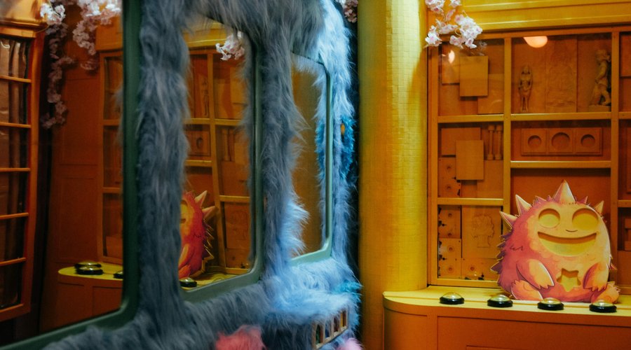 Ein monstermäßiger Spaß für alle Kinder! Wir vermissen sechs kleine Monsterkinder! Könnt ihr nach ihnen suchen? Dazu reist ihr zusammen in unserem kunterbunten Bus nach Monster City und dürft dort alles auf den Kopf stellen. In der verrückten Stadt erwarten euch Geheimverstecke, knifflige Rätsel und ganz viel Spaß! Könnt ihr alle Spuren entdecken und die kleinen Monster zu ihren Eltern zurückbringen?  Unser Tipp: Für Geburtstagsfeiern könnt ihr "Monster Party" im Geburtstagspaket buchen und 