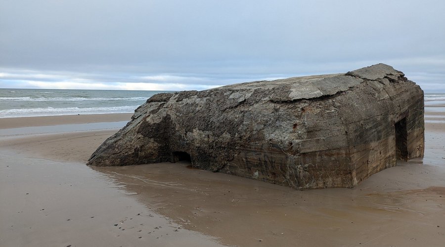 Bunkere fra 2.verdenskrig. Lå litt overvann når jeg var der.Man kan kjøre bil på stranden.