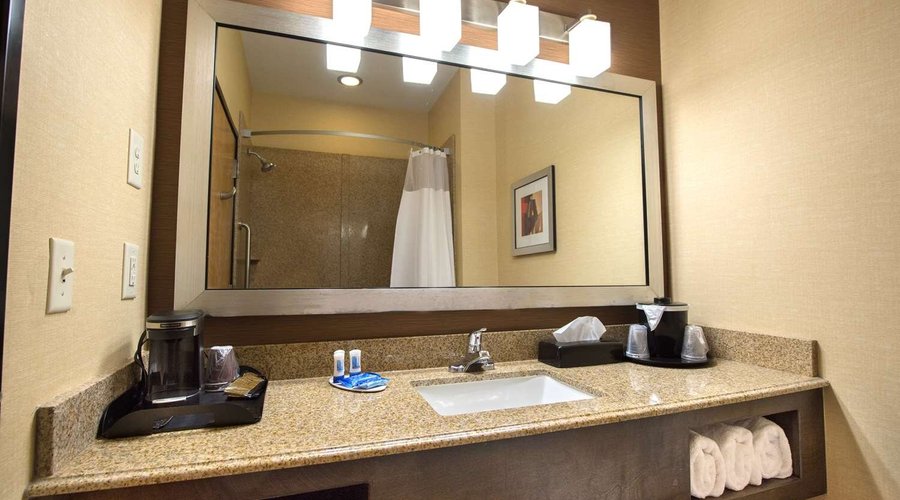 Guest room bath