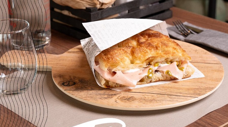 Ogni volta che sento la frase "non mi fermo a pranzo, mangio un panino al volo" mi immagino qualcosa di poco piacevole, forse triste e poco gratificante.  E se il tuo "panino al volo" fosse totalmente diverso? Ambiente motivante, sorrisi e una focaccia romana con mortadella, pesto di pistacchi e stracciatella di bufala? Ti aspetto per provarla!