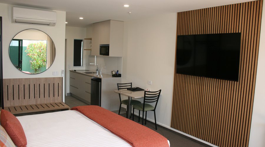 Superior studio twin rooms, private and spacious, kitchen, heat pump, air con  