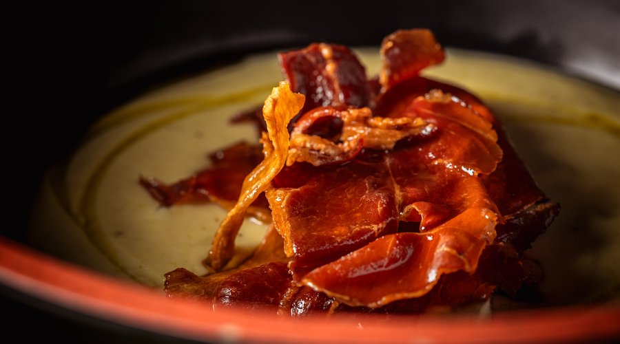 Vellutata di broccoli con speck croccante