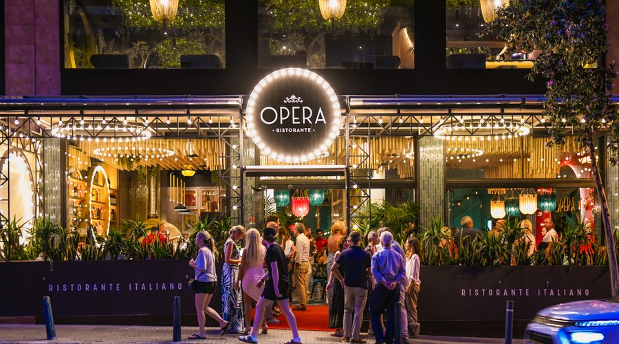 Opera Maritim es mucho más que un restaurante italiano. Queremos que cada cliente viva una experiencia única. Ofrecemos cocina italiana de autor en un ambiente acogedor, donde cada detalle transporta al corazón de Italia. Por las noches, el espacio se ilumina y cobra vida con música en vivo, creando el lugar perfecto para una cena especial en Mallorca. Ideal para quienes buscan buena comida, calidez y un toque de elegancia. ¡Te esperamos para una velada inolvidable!