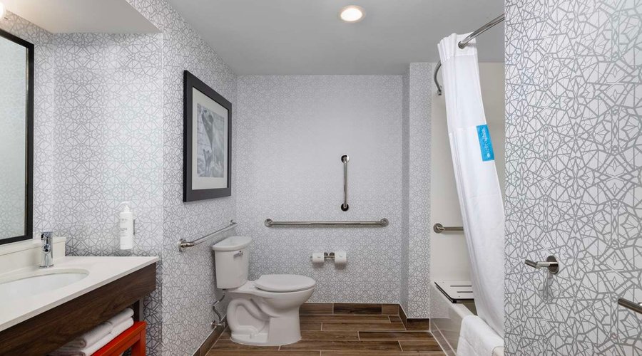 Guest room bath