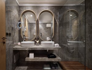 Room & Suite