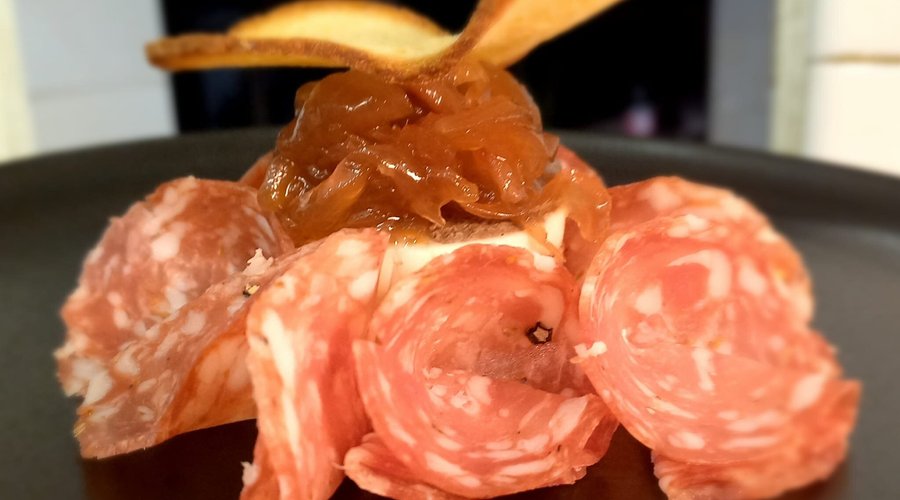 Il Patè con lardo di Cinta, cipolla caramellata e finocchiona IGP