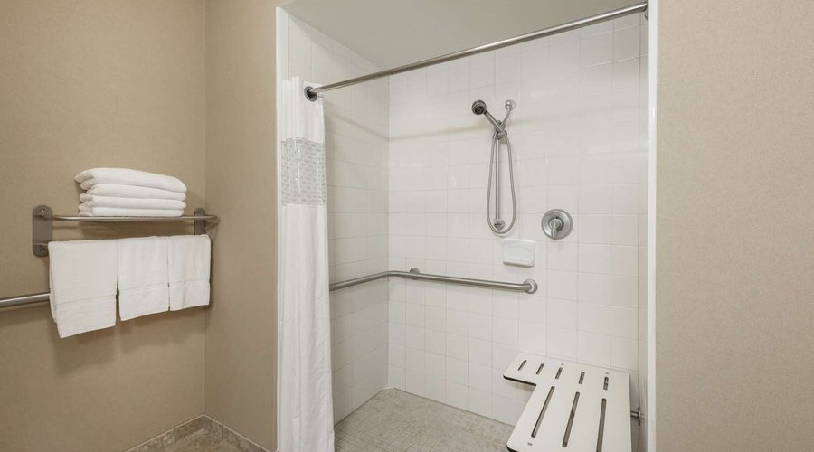 Guest room bath