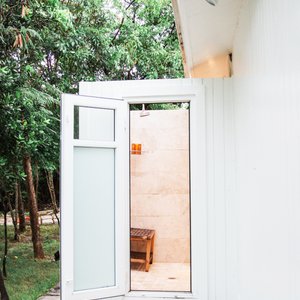 Beachfront Grand King Outdoor Shower