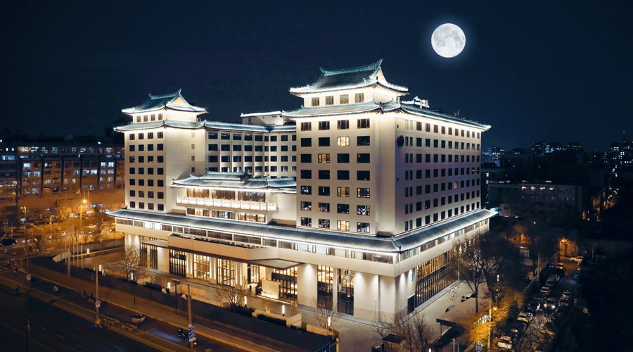 北京华侨大厦睿世酒店傲踞北京人文商业核心地带王府井大街，信步向南直抵王府井商圈；毗邻国家美术馆、北京人民艺术剧院；西眺可望故宫、景山、北海。建筑历史可追溯至20世纪50年代，由著名爱国华侨陈嘉庚先生提议修建，并跻身曾经的“北京十大建筑”。90年代初，华侨大厦原址重建并屹立至今，成为王府井大街的地标、镌刻在时代的记忆中。 2021年焕新为睿世酒店后，拥有390余间精典存粹的情怀雅居，人性化的居停空间辅以豪华设施，是一夜酣眠的栖身之所；酒店配备多元的展陈空间、卓越的会议宴会场地、先进乐活的游泳健身设施；同时您还可以品尝和融创新的多国风味料理，沉浸于小酌微醺的美好，为不同的客人提供同样的精致体验。毗皇城而邻，伴艺术而居，栖身于历史地标，探寻京城风韵。